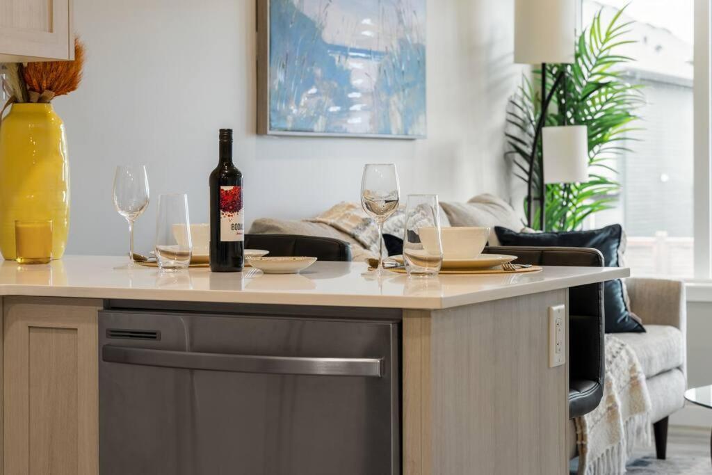 Brand New Luxury Walk-Out Suite - YYC מראה חיצוני תמונה