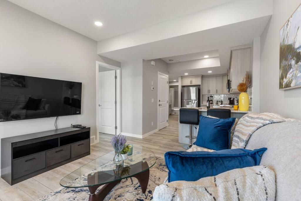Brand New Luxury Walk-Out Suite - YYC מראה חיצוני תמונה
