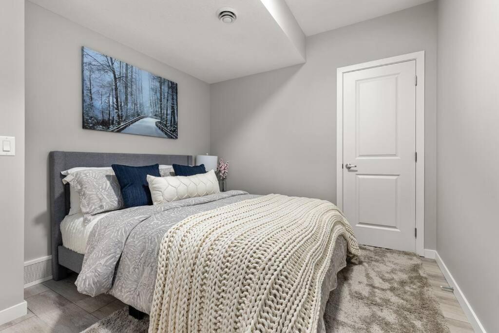 Brand New Luxury Walk-Out Suite - YYC מראה חיצוני תמונה