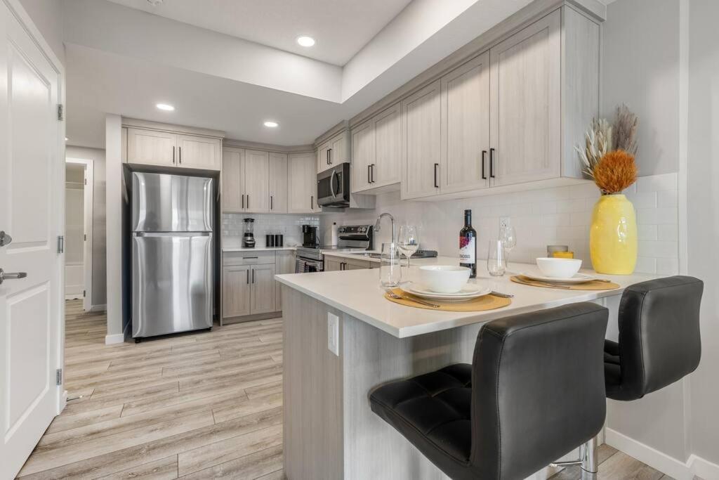 Brand New Luxury Walk-Out Suite - YYC מראה חיצוני תמונה
