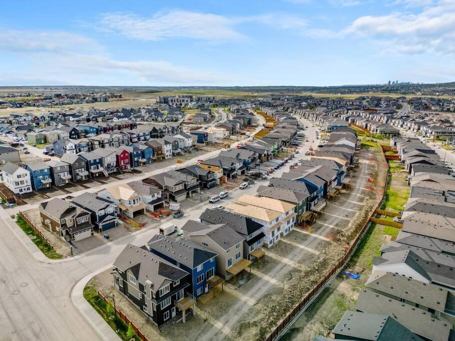 Brand New Luxury Walk-Out Suite - YYC מראה חיצוני תמונה